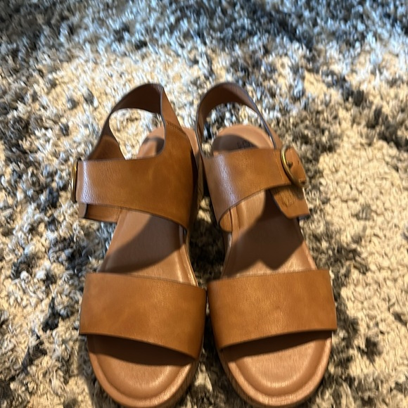 Great quality, sandals, size 11 - Picture 3 of 4
